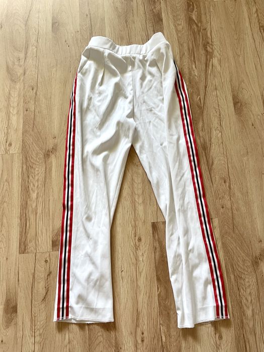 Białe spodnie Stradivarius