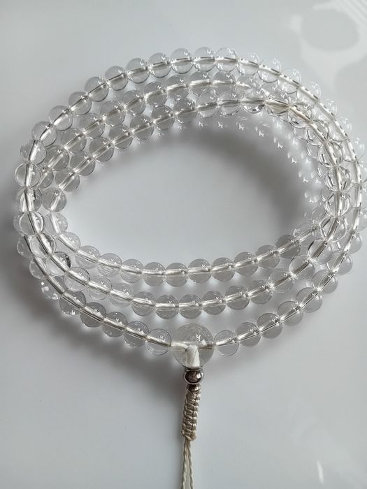 Mala buddyjska kryształowa 8 mm na mocnym sznurku.