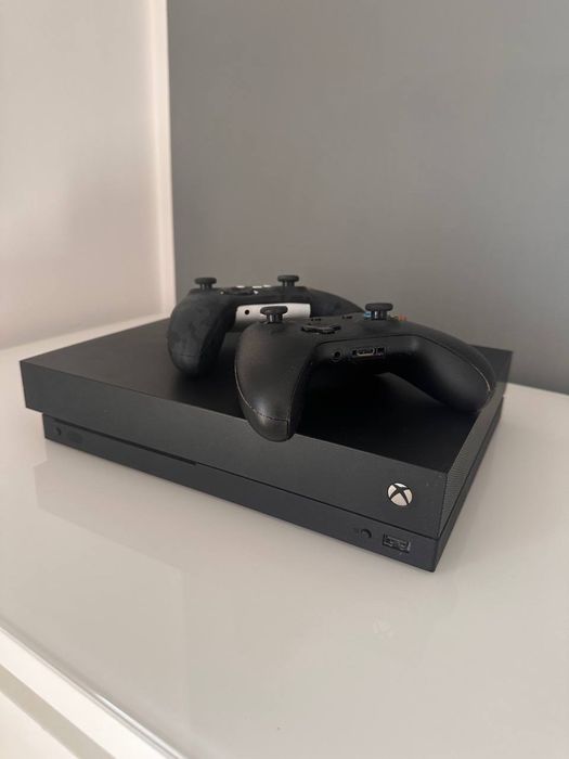 Xbox One X + 2 pady – gotowy do gry!