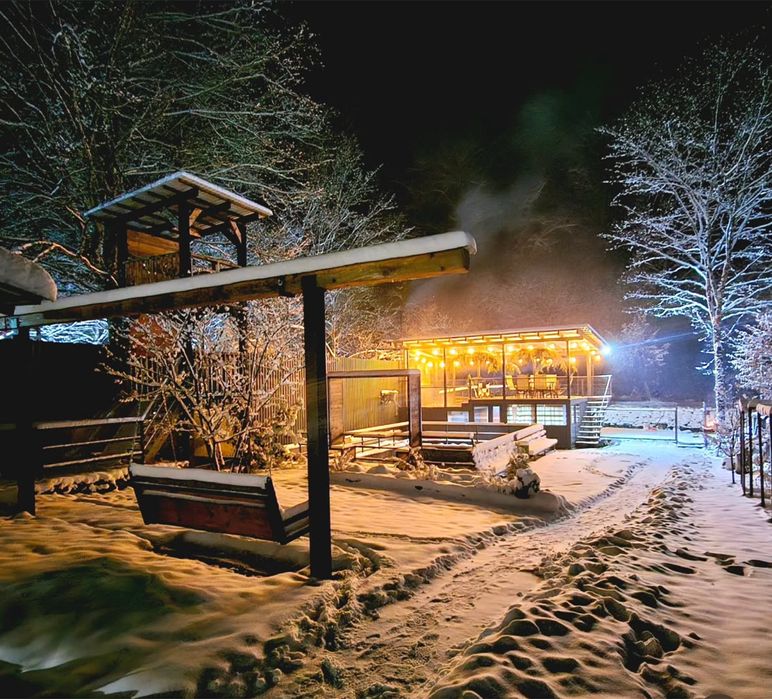 Будинок в горах подобово ”Soloma house” , чан на березі гірської річки