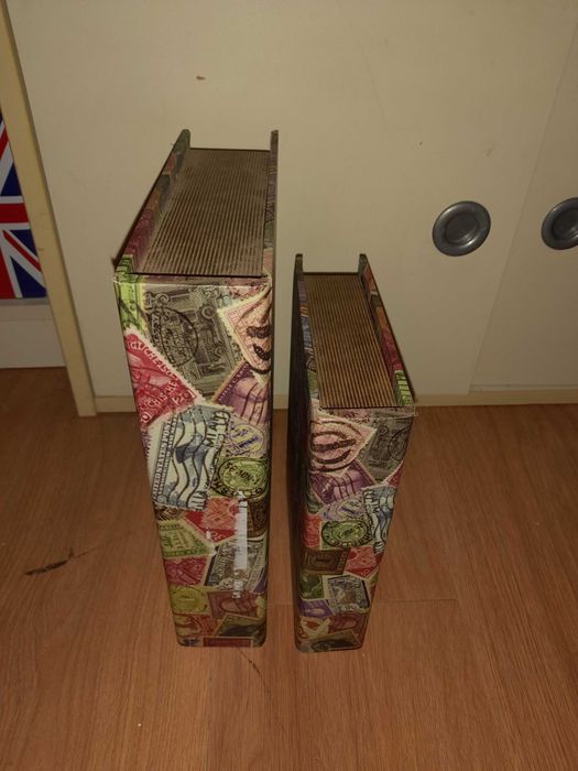 Caixa livros 2 tamanhos em madeira +tela pintada, tema Selos. Usadas como novas