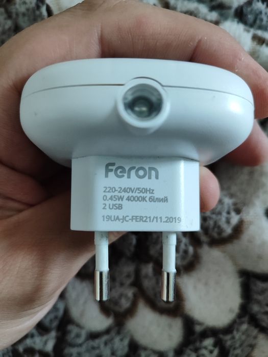 Зарядний пристрій (адаптер) з лампочкою