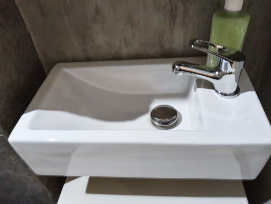 Mała umywalka i drzwi