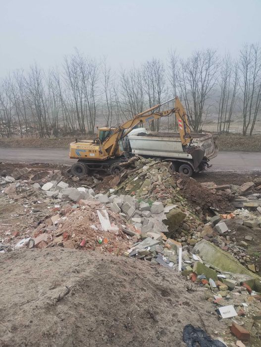 Przyłącza kanalizacyjne i usługi koparką i koparko-ładowarką