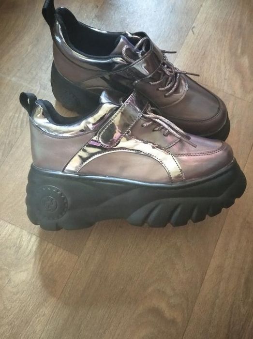 Кросівки гарні стильні