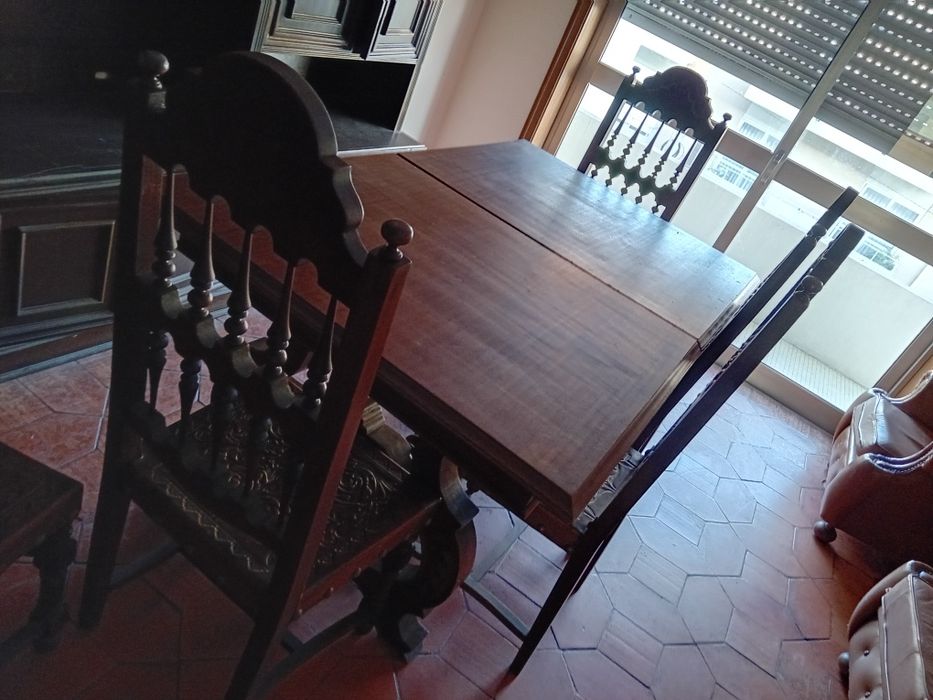 Mesa de Jantar e 8 cadeiras (Madeira)