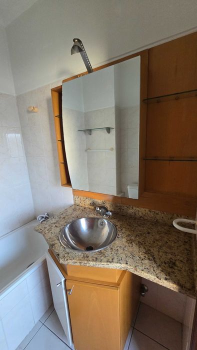 Móvel de casa de banho com bastante arrumação