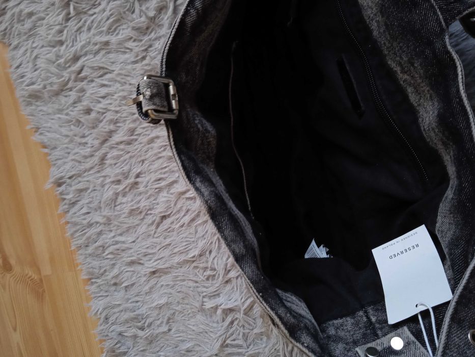 Nowa torebka hobo z kosmetyczką z efektem sprania Reserved