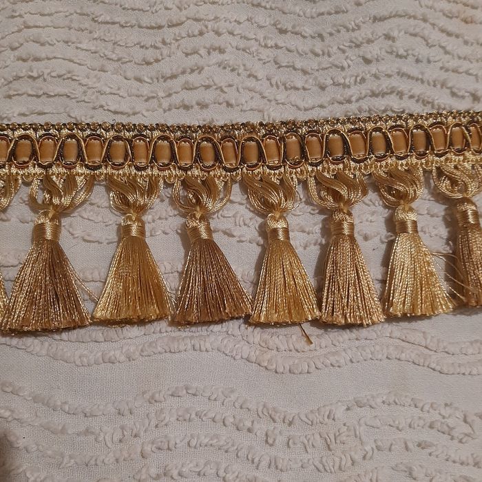 Бахрома(тесьма) с кистями ,шелковая,не мнется.