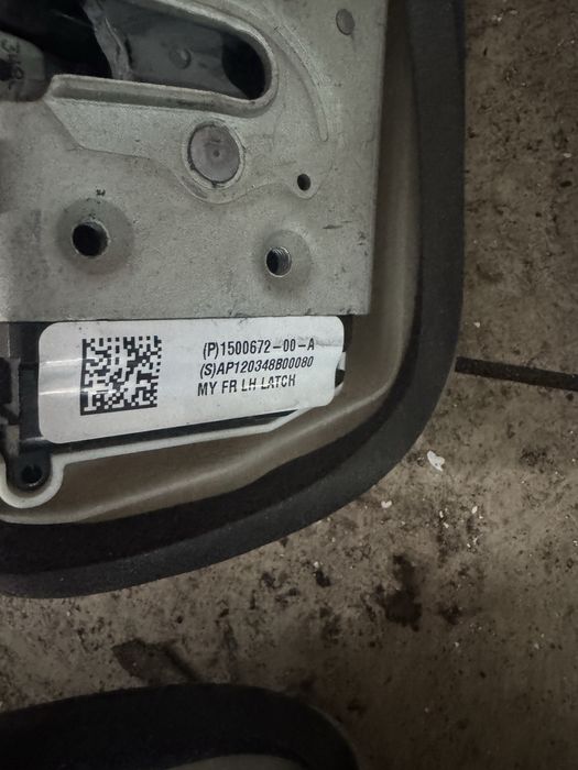 Tesla model y замки дверні