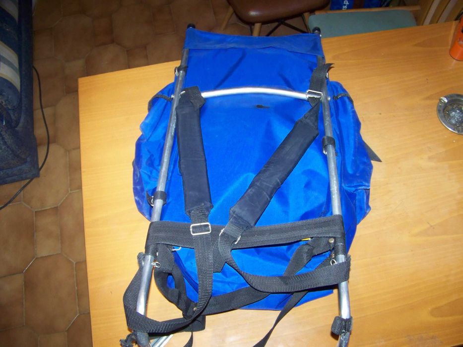 mochila de campismo em bom estado