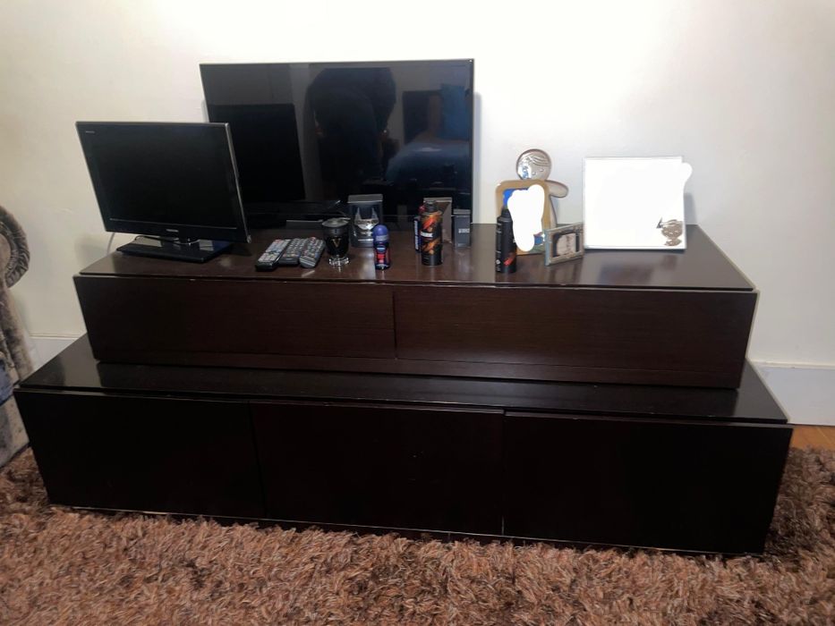 Quarto com cama, estrado, 2 mesinhas de cabeceira e cómoda dupla