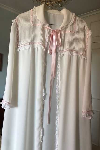 Elegante robe feminino em seda branca com detalhes  em renda