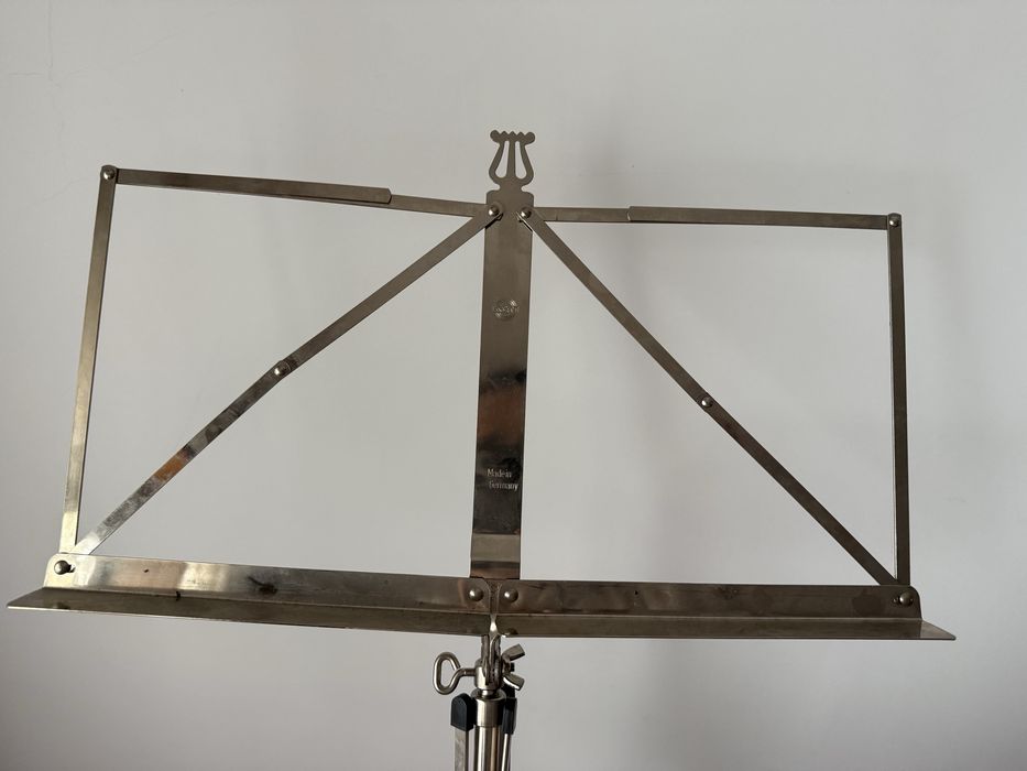 Duas Estantes musicais metalicas usadas em excelente estado.