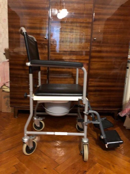 Кресло-каталка с санитарной оснасткой / горшком. Германия