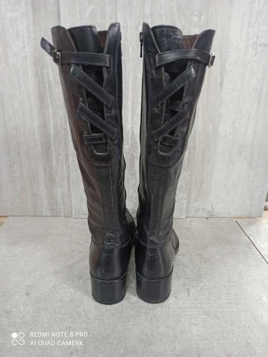 Botas usadas em pele