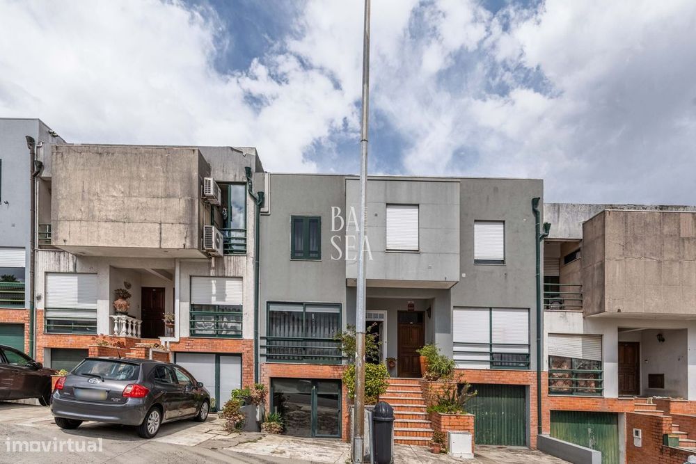 Moradia T3 em banda no centro da cidade de Famalicão