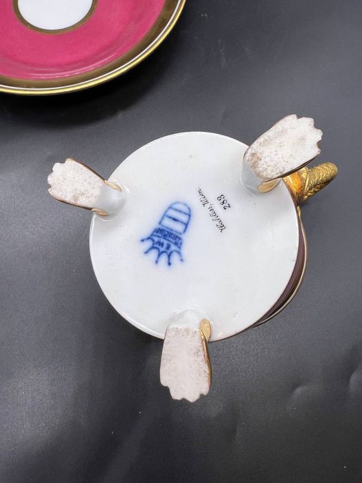 Чайна пара в стилі ампір на фігурних лапках