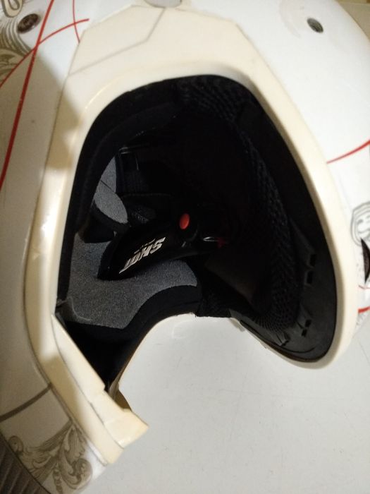 Capacete branco e vermelho