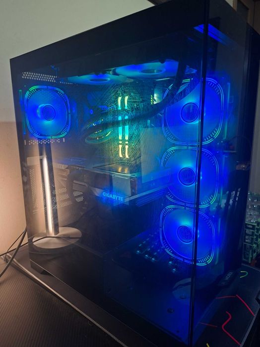 PC Gaming  com gráfica RTX 4070,  em excelente estado, pronto a jogar.