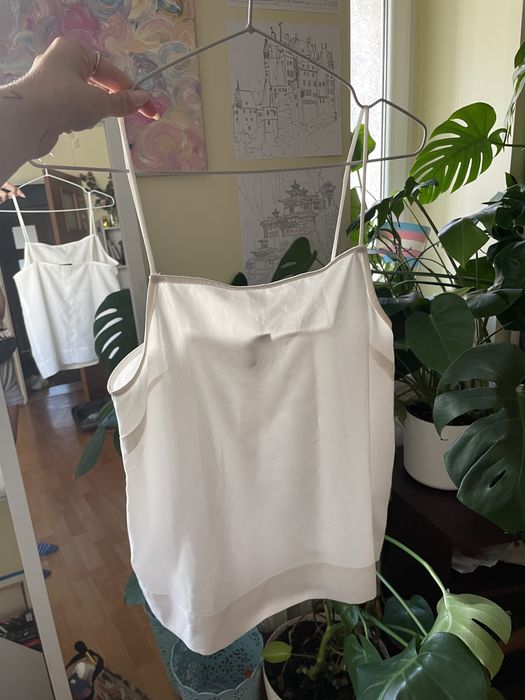 Biały crop top na ramiączkach