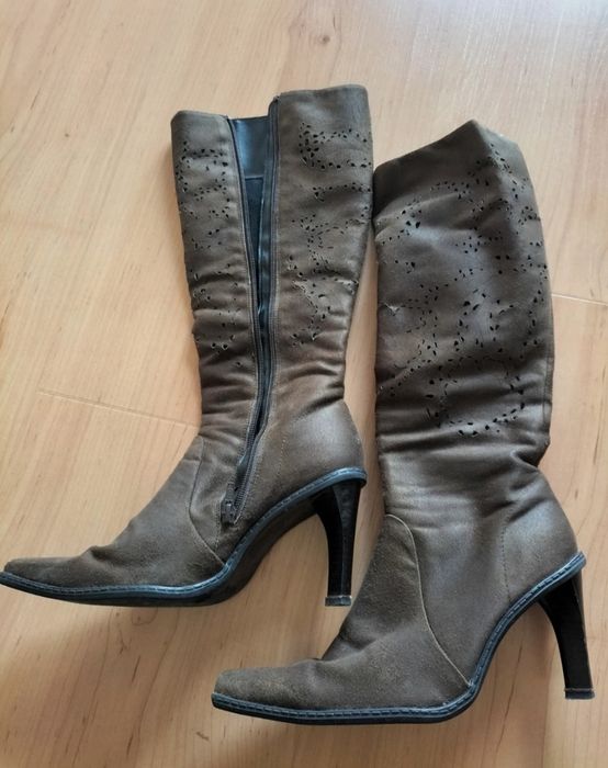 Botas camursa castanhas cano alto