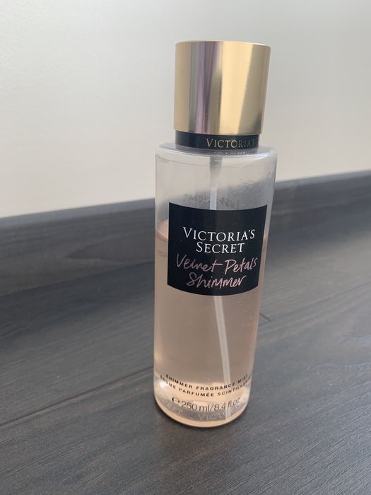 Парфюмированный спрей для тела Victoria’s Secret Velvet Petals Shimmer