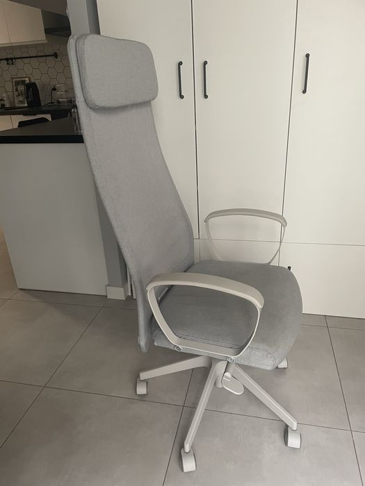 Jasnoszare krzesło biurowe Marcus IKEA w świetnym stanie