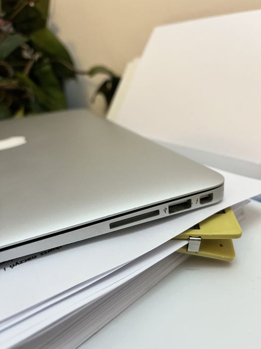 MacBook Air 13” (2017) apple