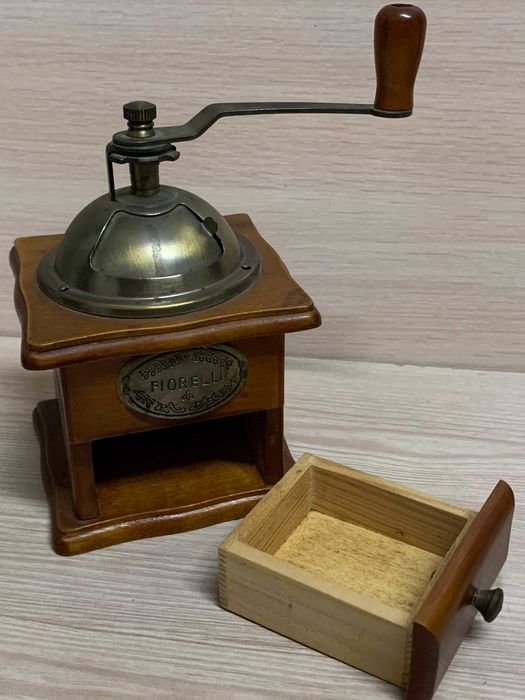 Кофемолка механічна, кавовий млинок, Італія.