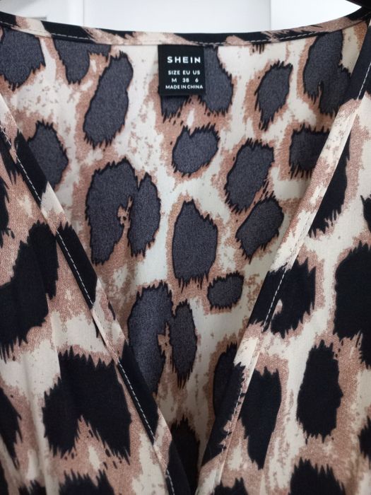 Vestido fresquinho,  elegante, tecido não  amarrota.Novo