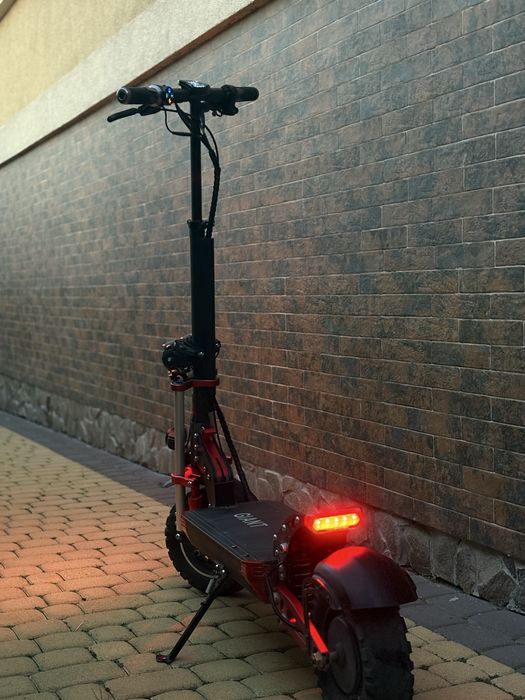 Електросамокат Giant Outlander m11 pro