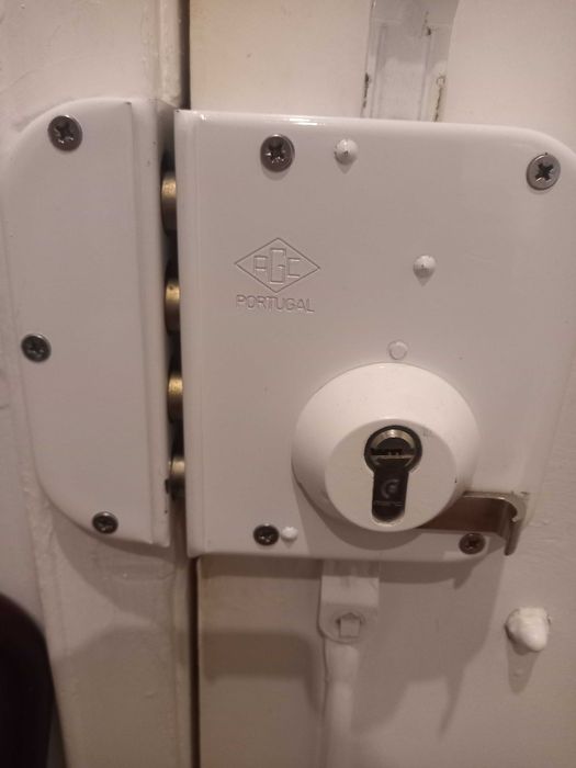 Fechadura porta de casa com trancas - Reservada