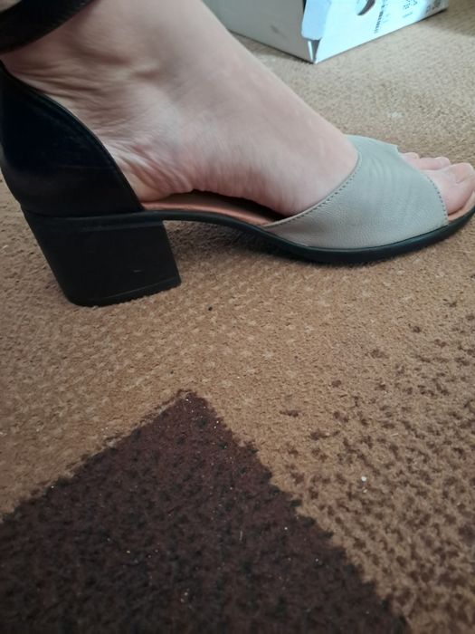 Босоніжки шкіряні