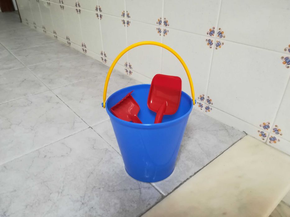 Conjunto novo de balde com pa e ancinho
