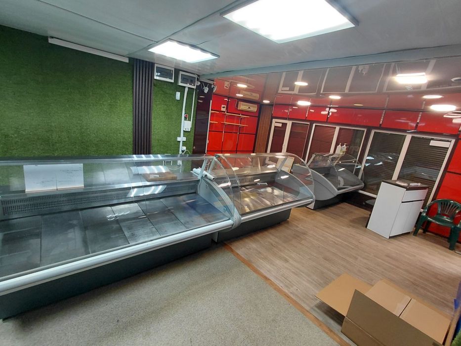 Холодильные витрины ,морозильный ларь Juka в очень хорошем состоянии..