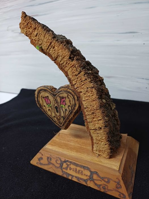 Peça decorativa em cortiça e a base em madeira
