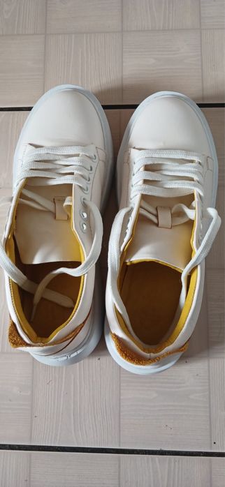 Жіночі білі шкіряні кеди