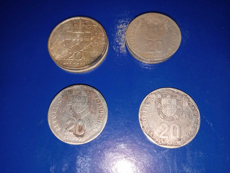 Moedas antigas em bom estado