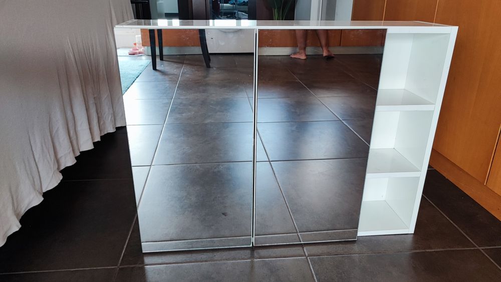 Armário de casa de banho com espelho