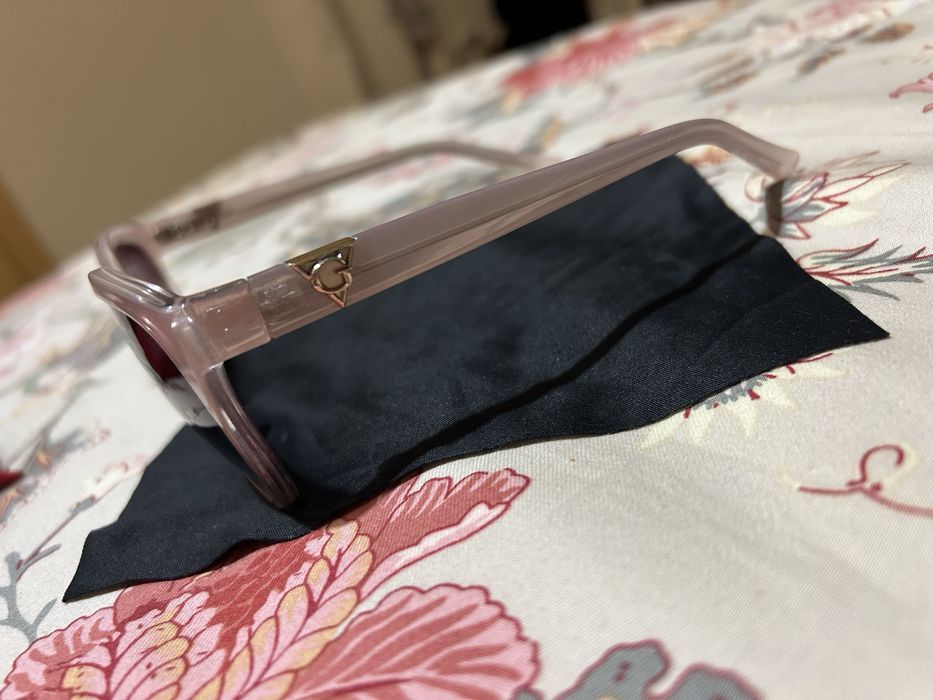 Óculos de sol rosa da Guess