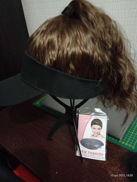 Peruka w czapce z daszkiem. Nowa