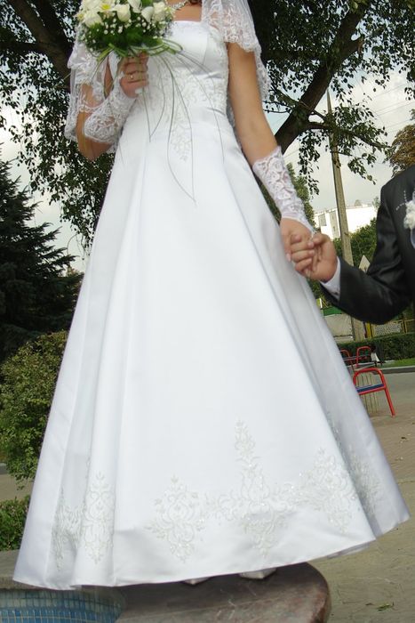 Весільна біла сукня розшита бісером