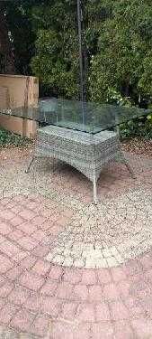 Stół ogrodowy ze szklanym blatem