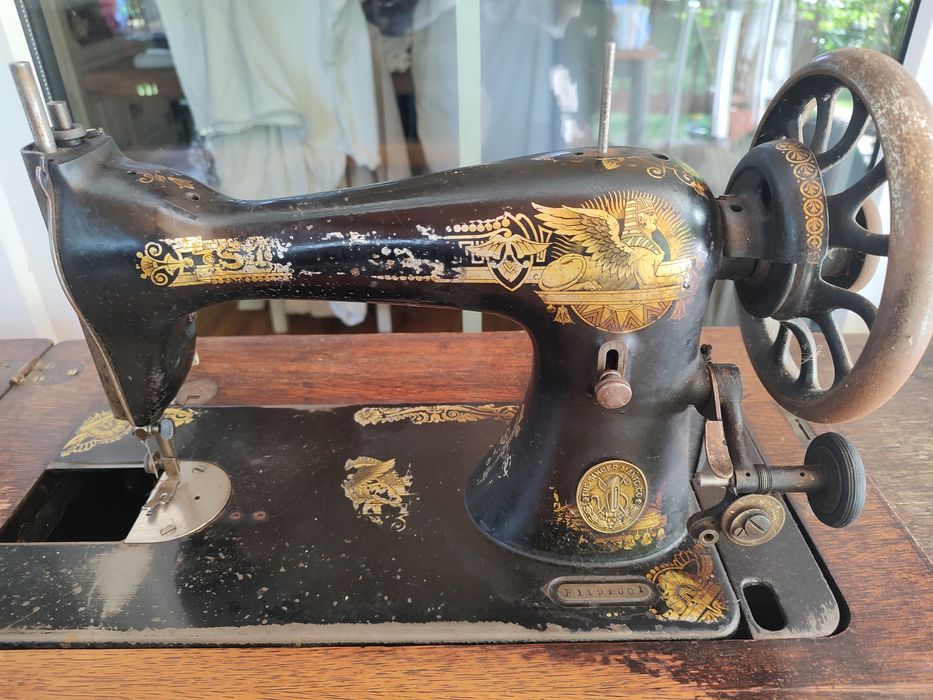 Maszyna Singer na stole