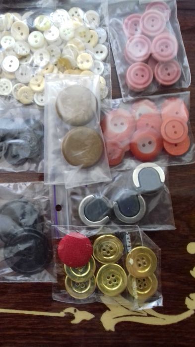фурнітура: ґудзики для одежі і текстилю