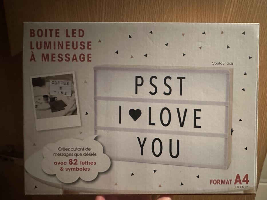 Caixa luz A4 com letras