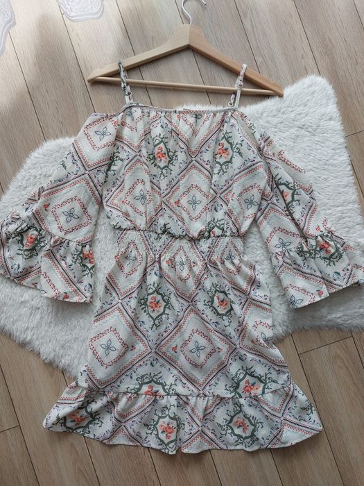 Sukienka z odkrytymi ramionami