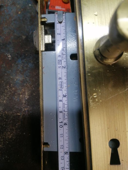 Fechaduras em metal completas.