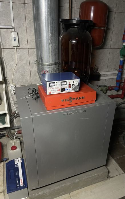 Інвертор з функцією заряджання АКБ + АКБ Bosch 95 ah.